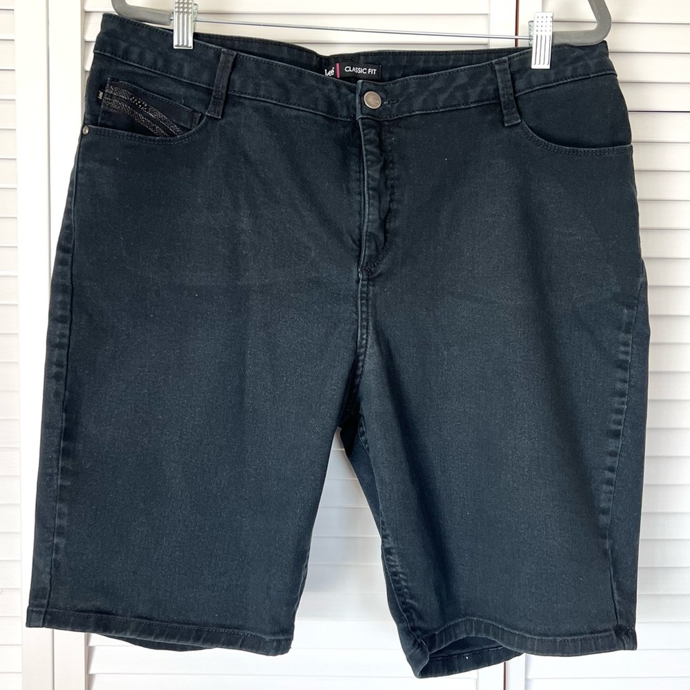 Lee Classic Fit Woman’s Midnight Blue Jean Stretch Shorts 9.5” inseam Size: 18